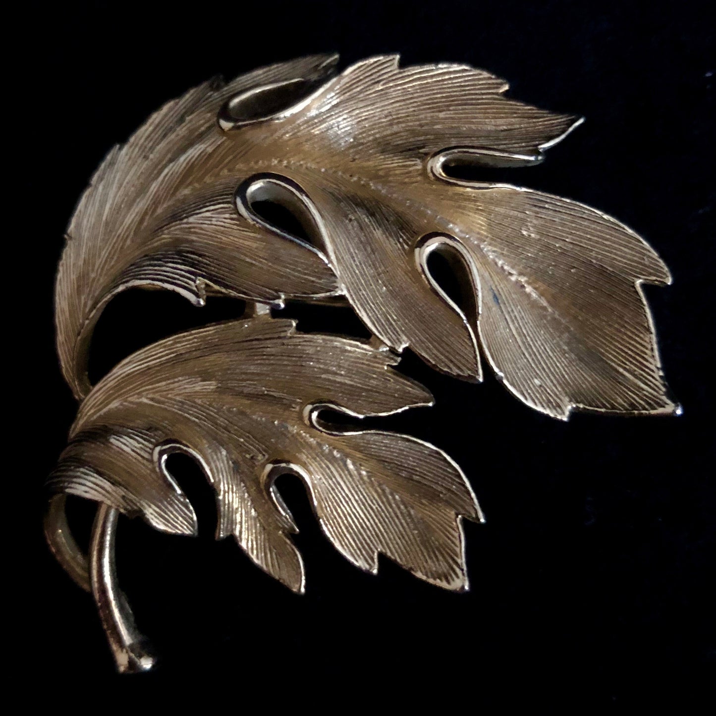 1960s Lisner Textured Leaf Brooch - Retro Kandy Vintage