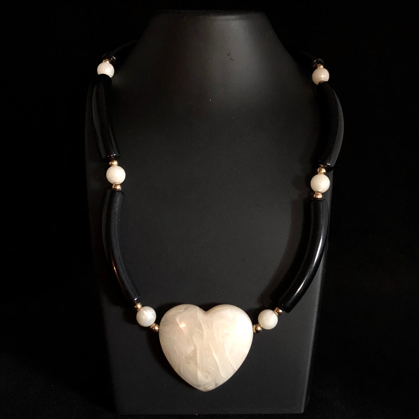 1988 Avon Modern Heart Necklace - Retro Kandy Vintage
