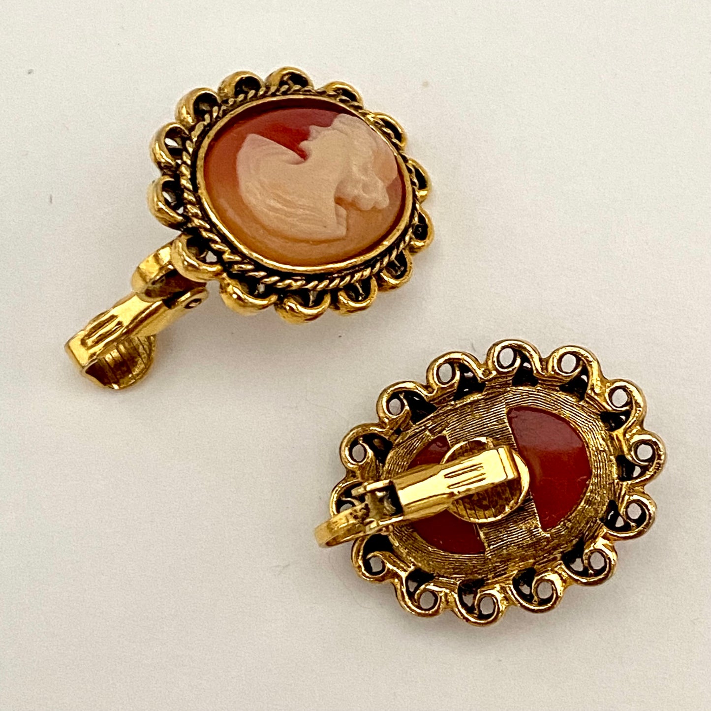 1970s Classic Cameo Clip Earrings