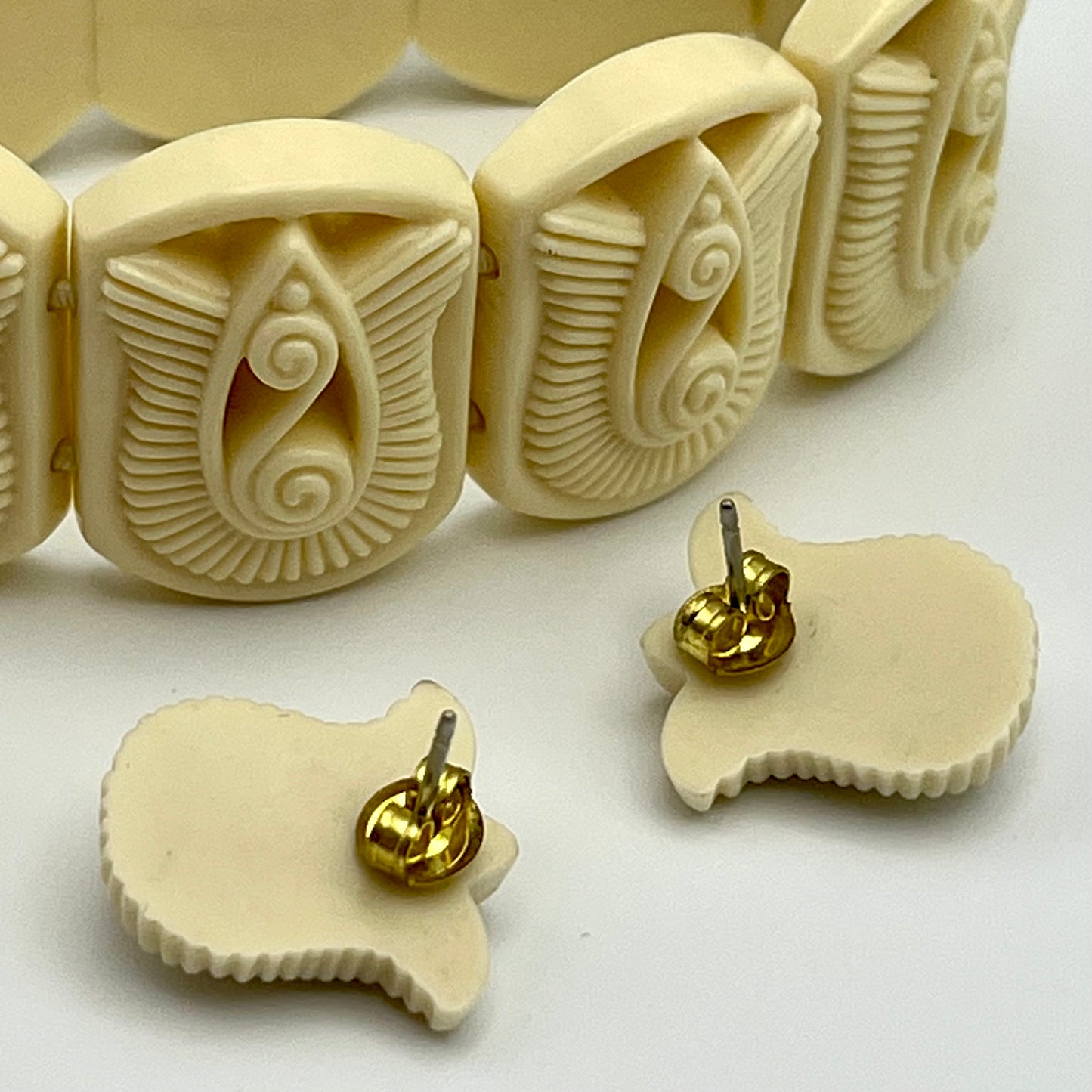 1982 Avon Gracious Tulips Bracelet