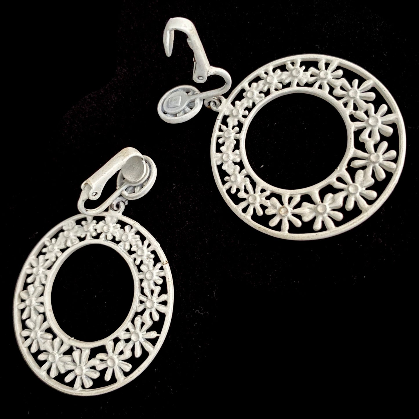 Late 60's/ Early 70's Daisy Enamel Earrings - Retro Kandy Vintage