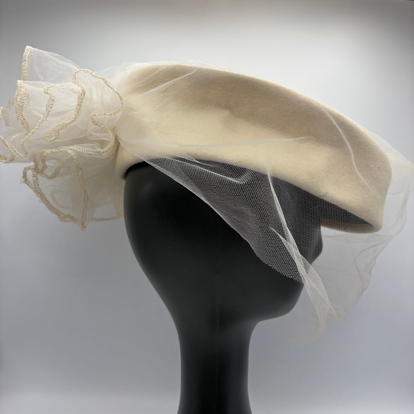 Late 50s/ Early 60s Wool Tilt Platter Hat With Tulle Veil
