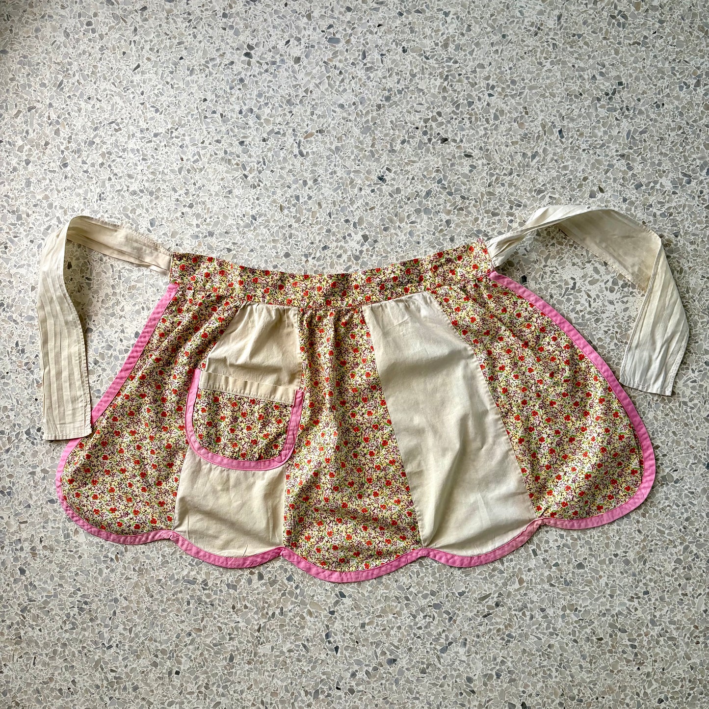 1950s Vintage Scalloped Apron