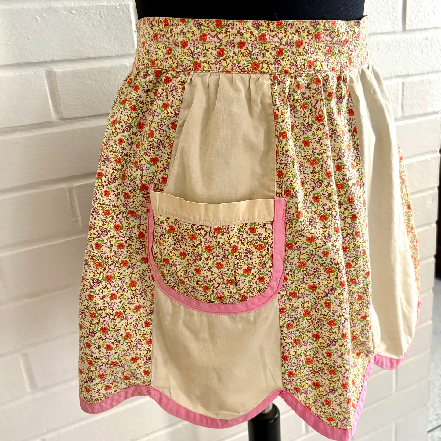 1950s Vintage Scalloped Apron