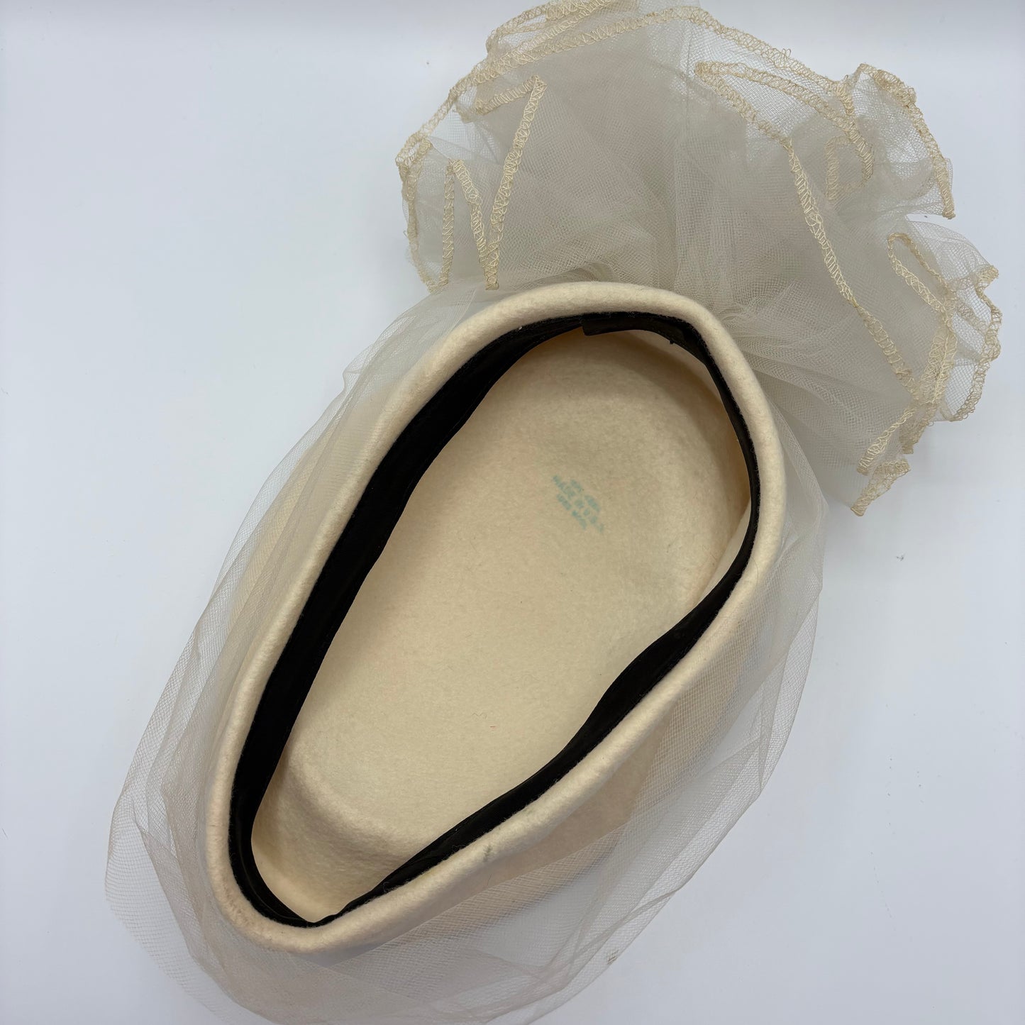 Late 50s/ Early 60s Wool Tilt Platter Hat With Tulle Veil