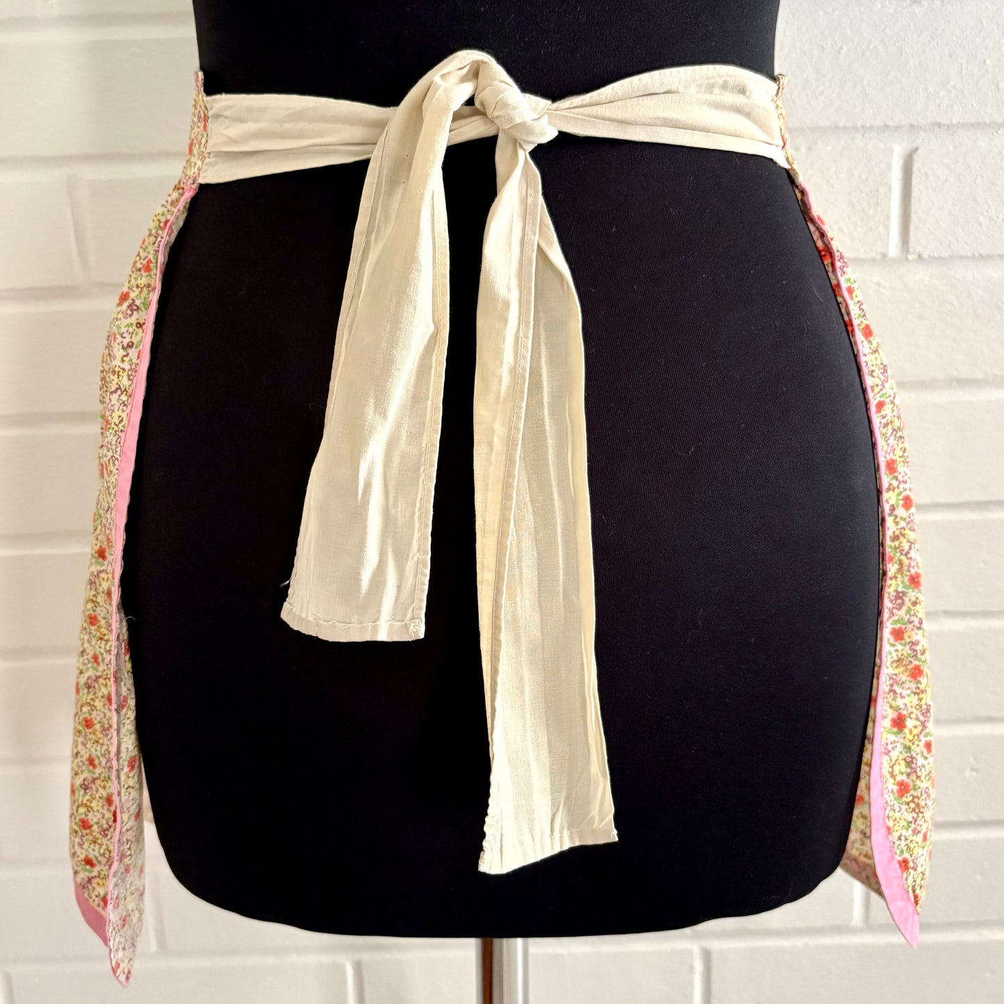 1950s Vintage Scalloped Apron