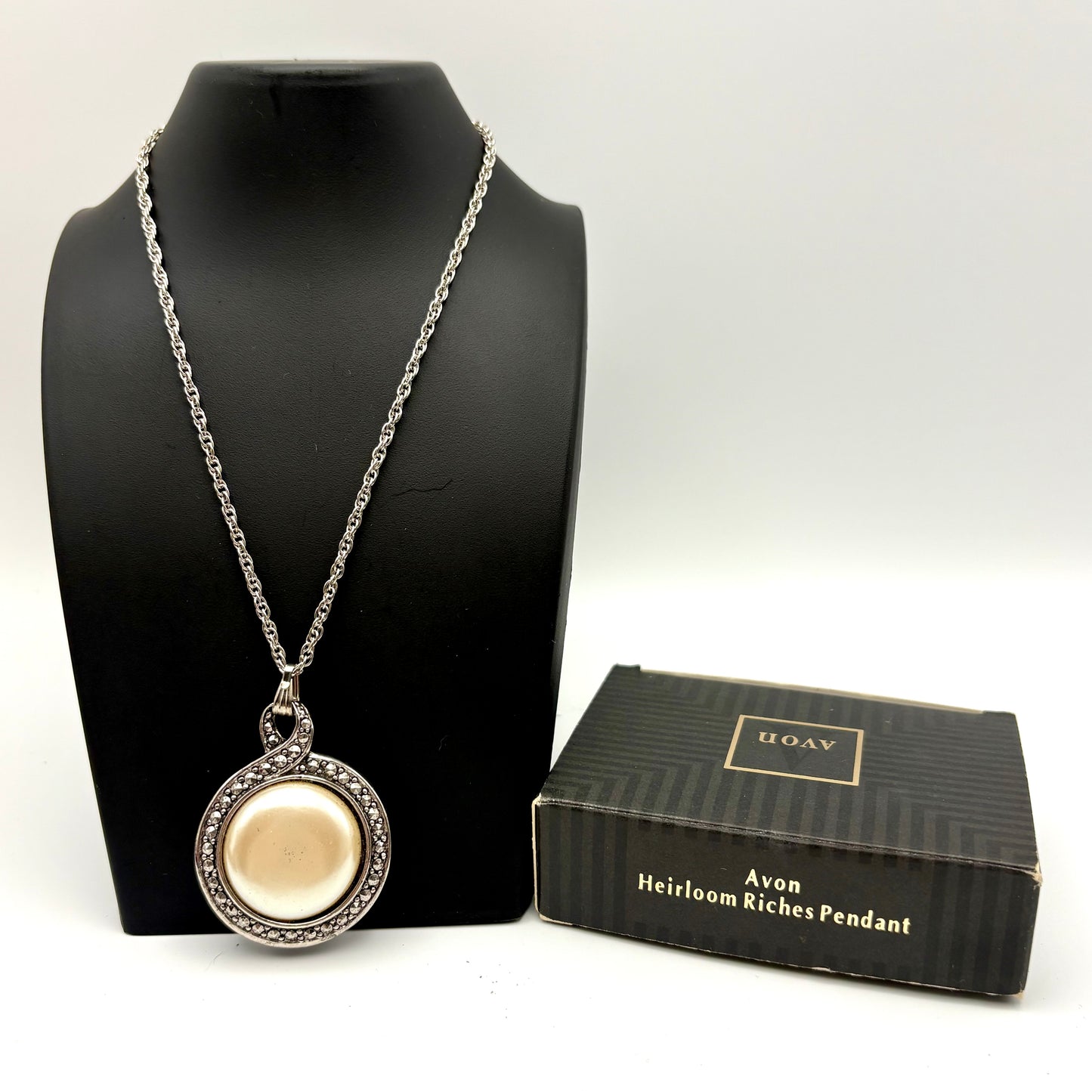 1992 Avon Heirloom Riches Pendant Necklace