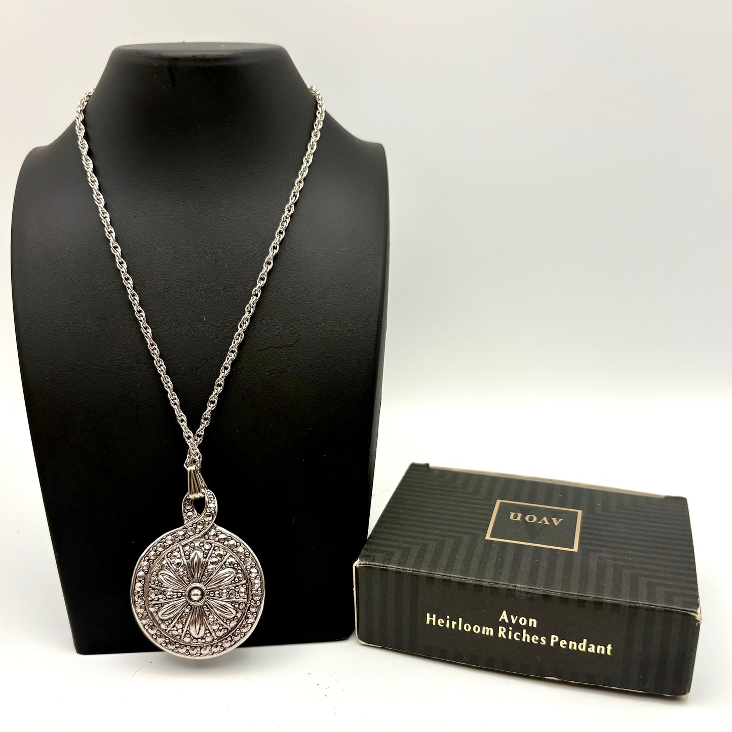 1992 Avon Heirloom Riches Pendant Necklace
