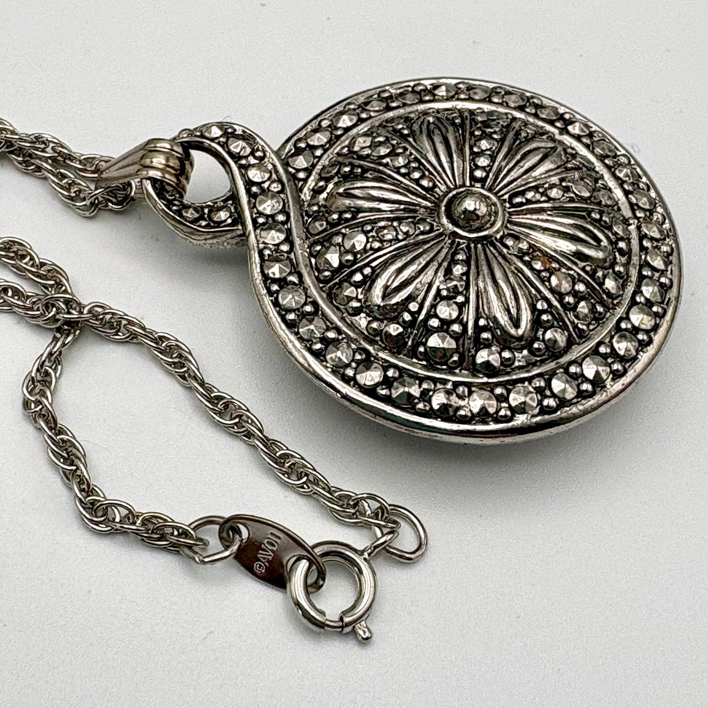 1992 Avon Heirloom Riches Pendant Necklace