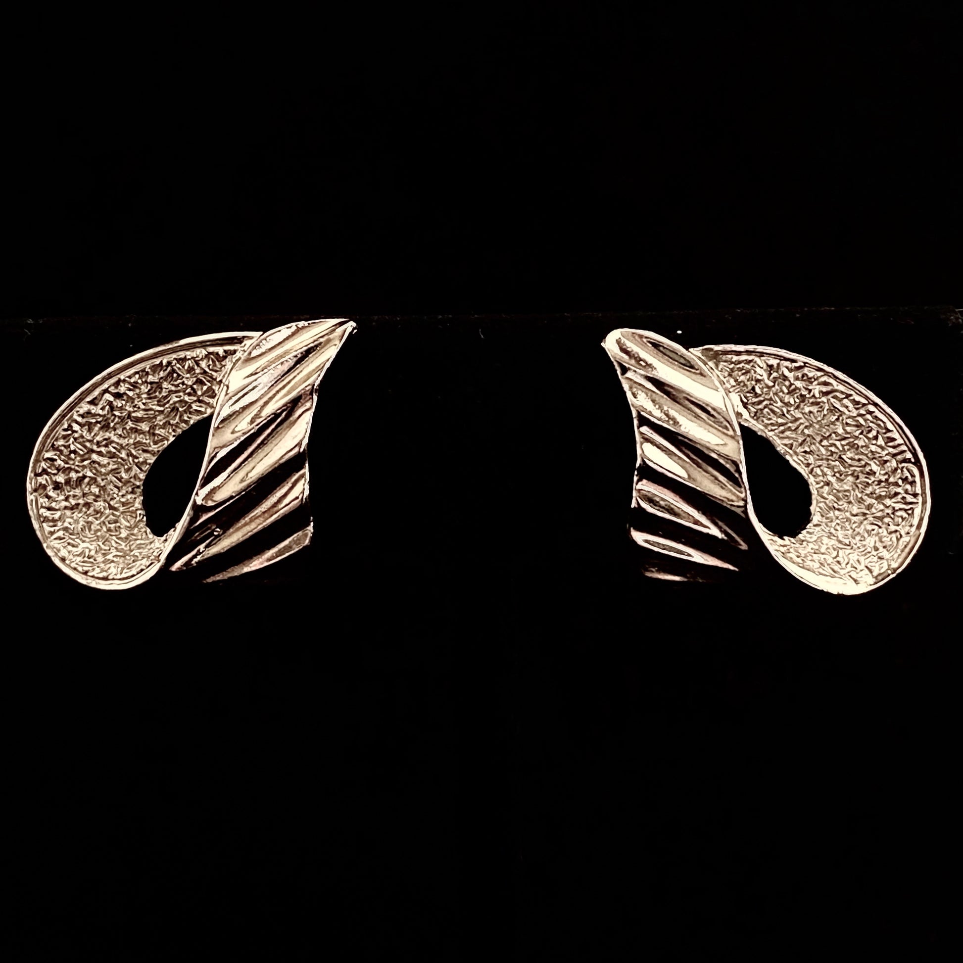 1971 Sarah Coventry Ribbonette Earrings - Retro Kandy Vintage
