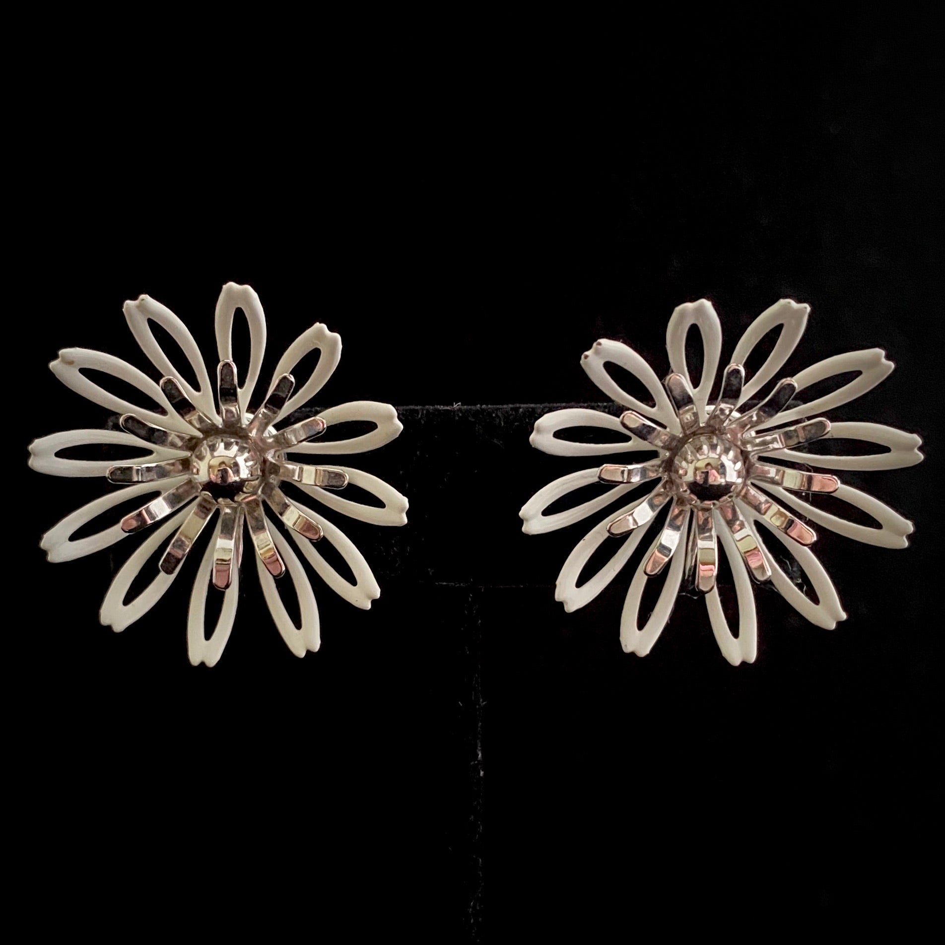 1972 Sarah Conventry White Petals Brooch & Earrings - Retro Kandy Vintage