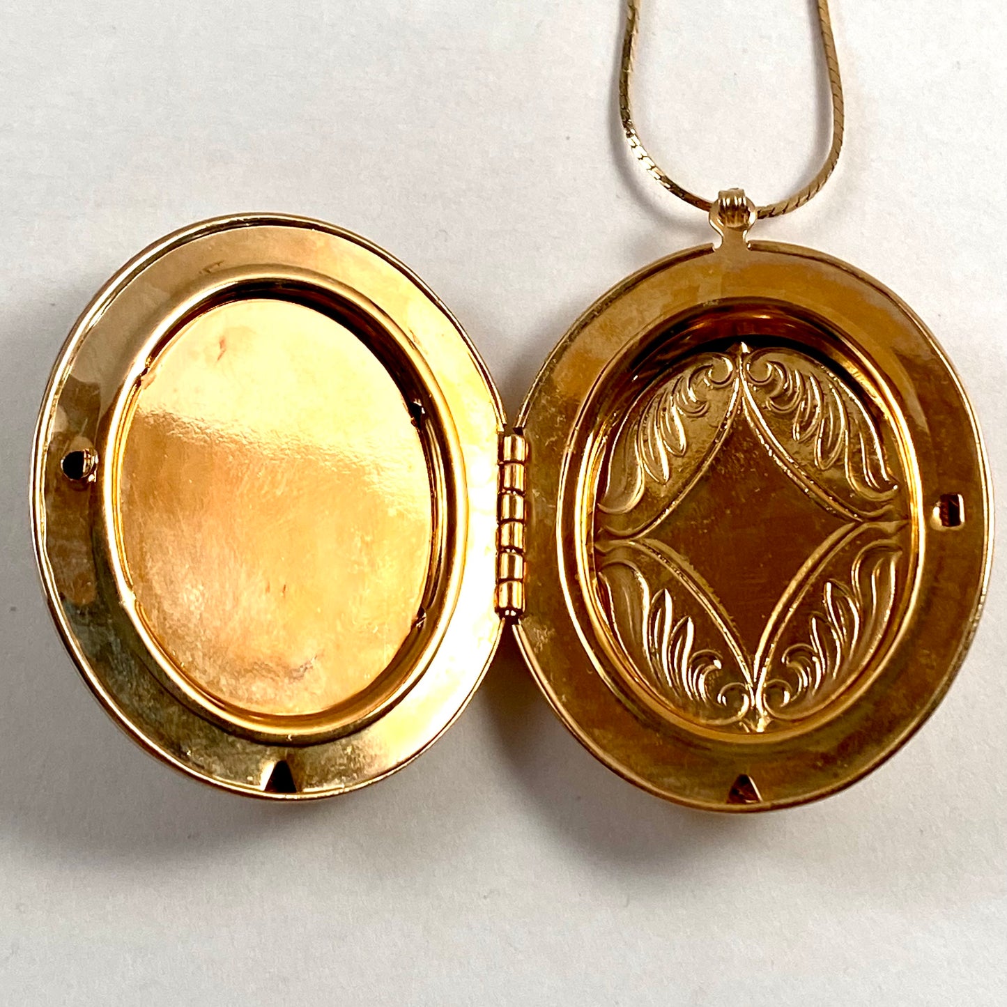 Late 70s/ Early 80s Locket Pendant Necklace
