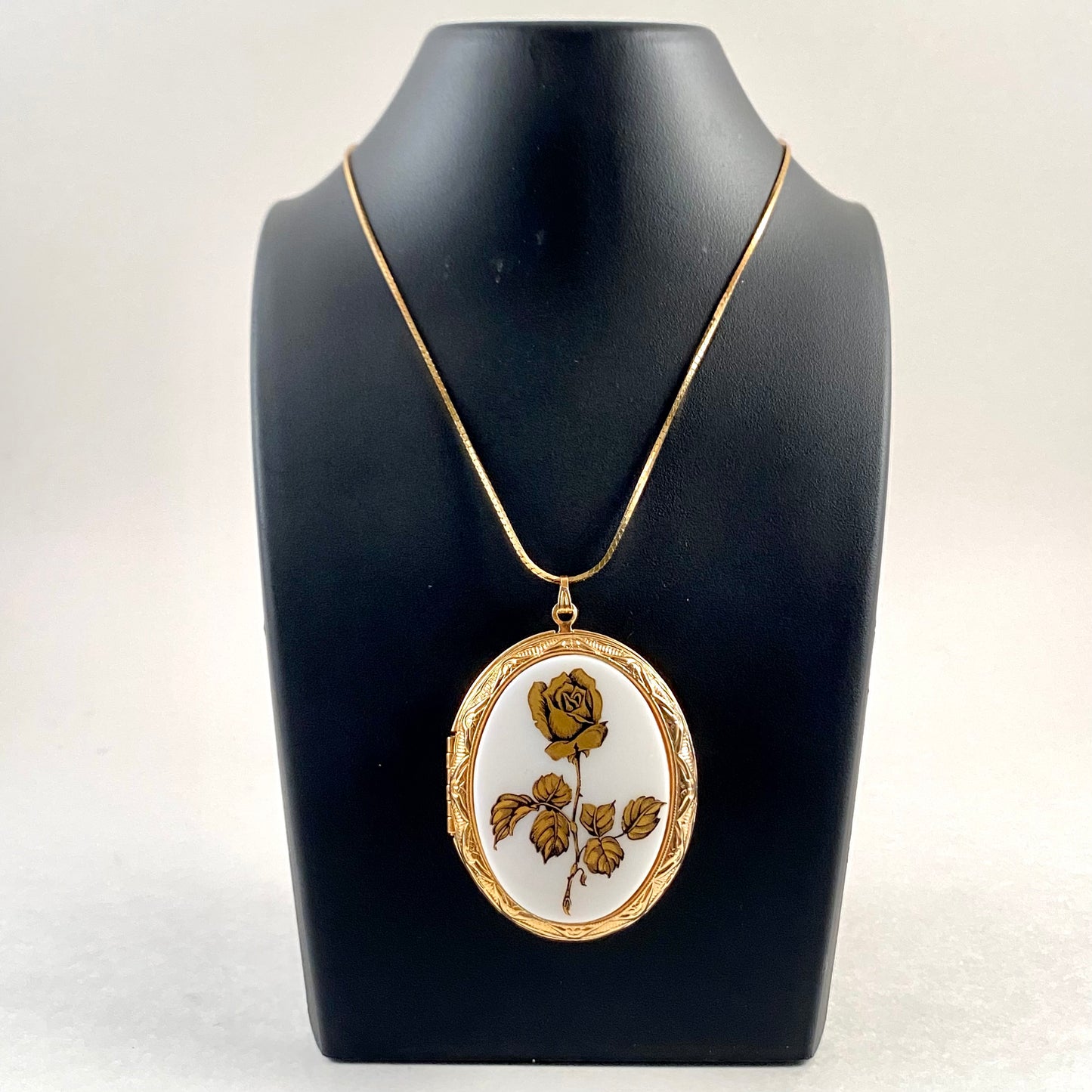 Late 70s/ Early 80s Locket Pendant Necklace