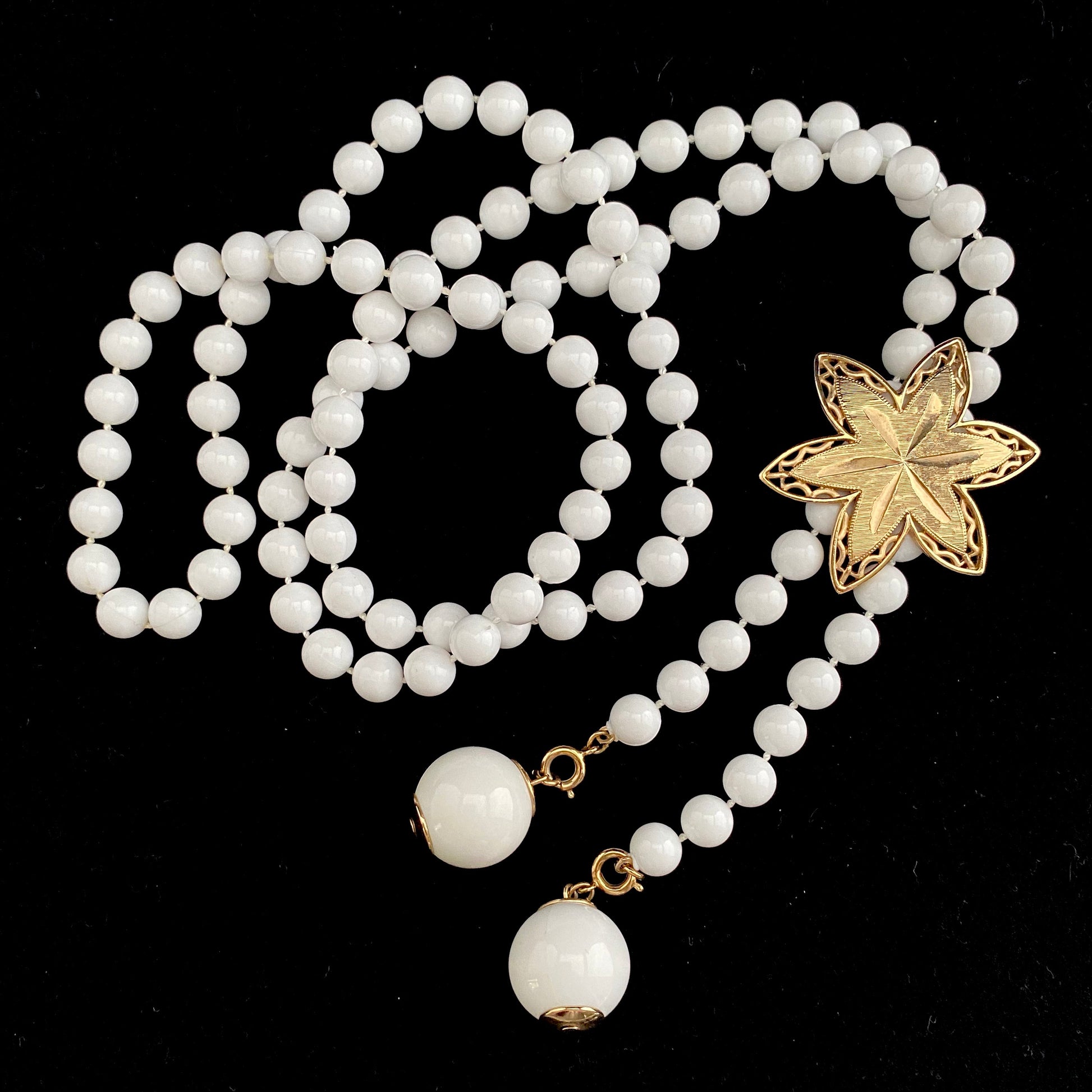 1975 Sarah Coventry White Charmer Necklace - Retro Kandy Vintage