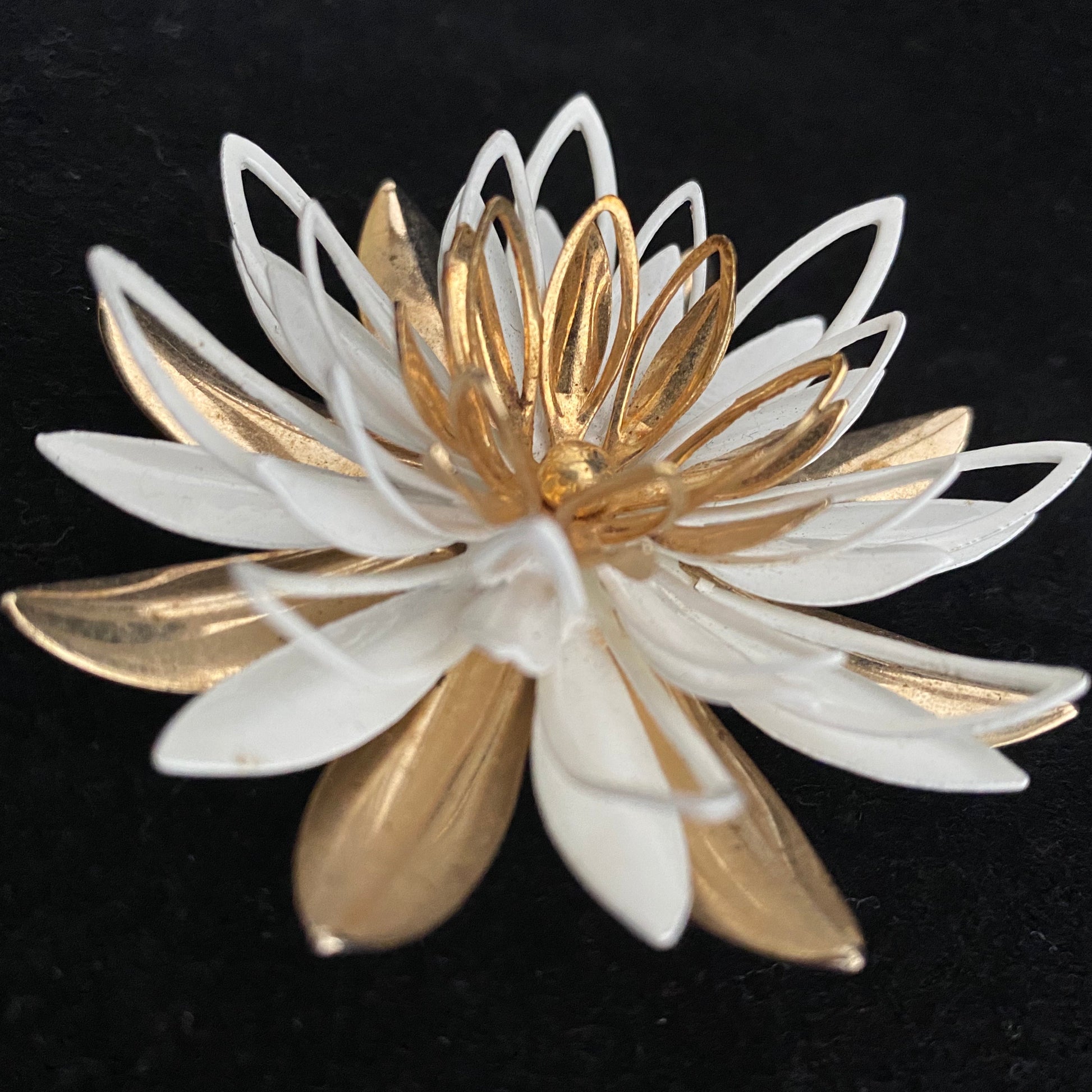1966 Sarah Coventry Water Lily Brooch - Retro Kandy Vintage