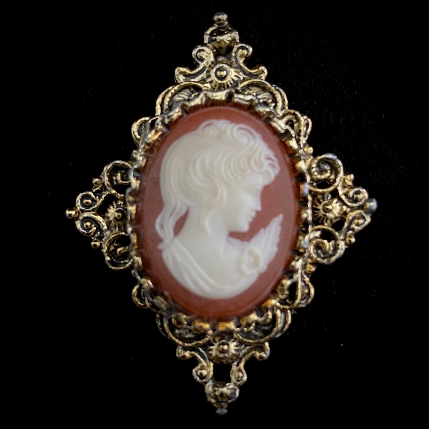 Late 70s/ Early 80s Gerry’s Cameo Brooch/Pendant - Retro Kandy Vintage