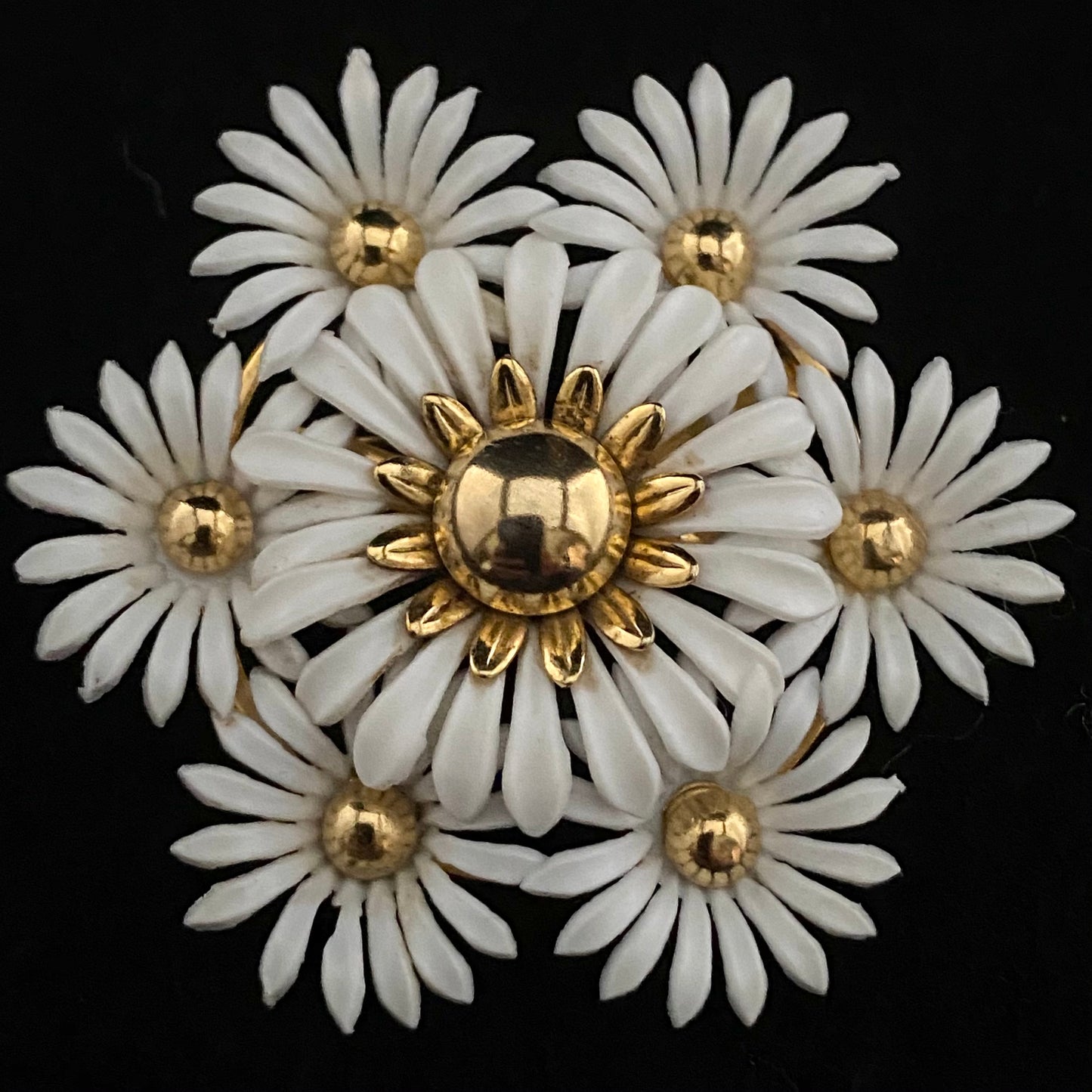 1960s White Daisy Flower Brooch