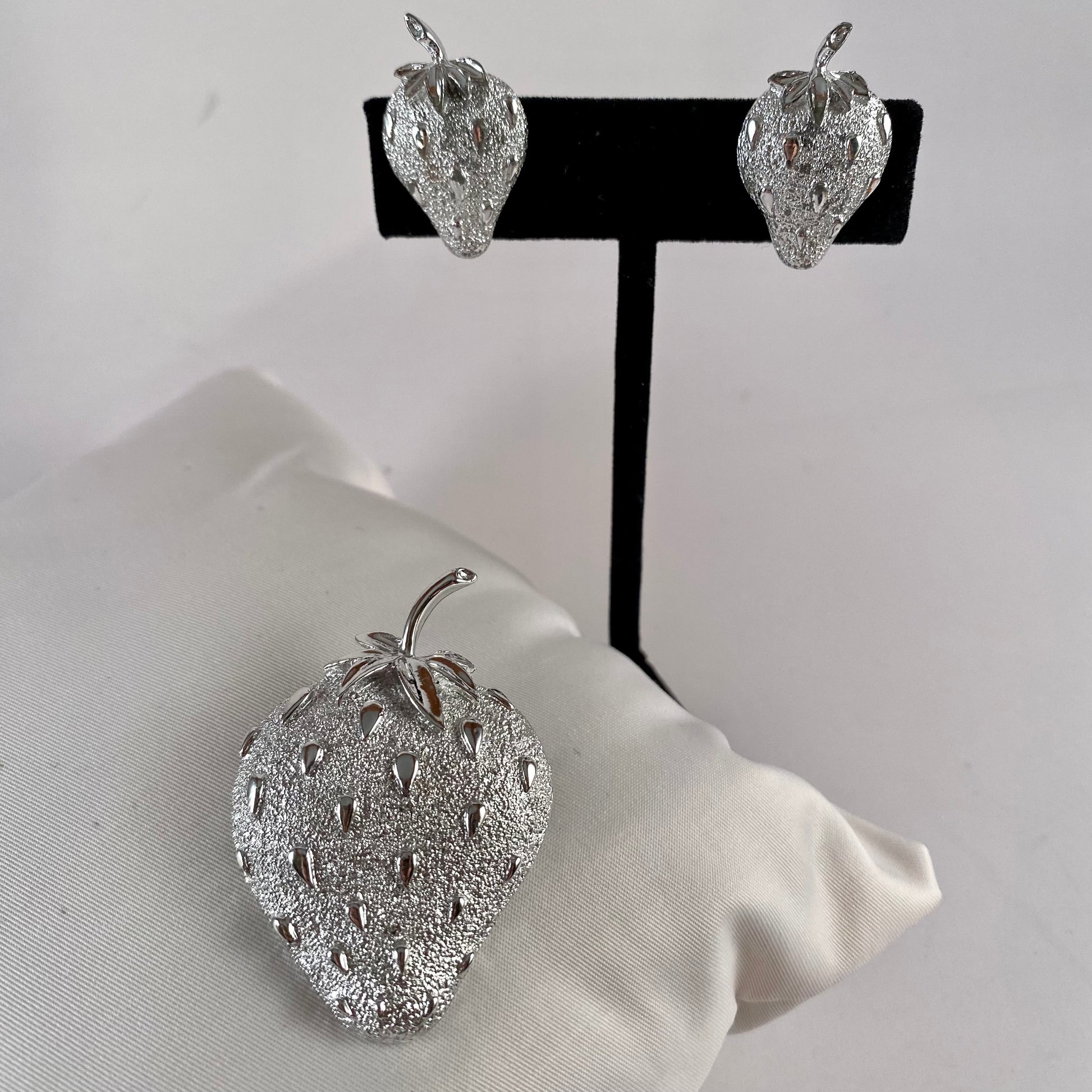 1968 Sarah Coventry Strawberry Ice Demi-Parure – Retro Kandy Vintage