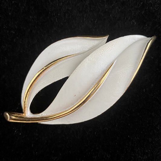 1965 Sarah Coventry Pearlized Perfection Brooch
