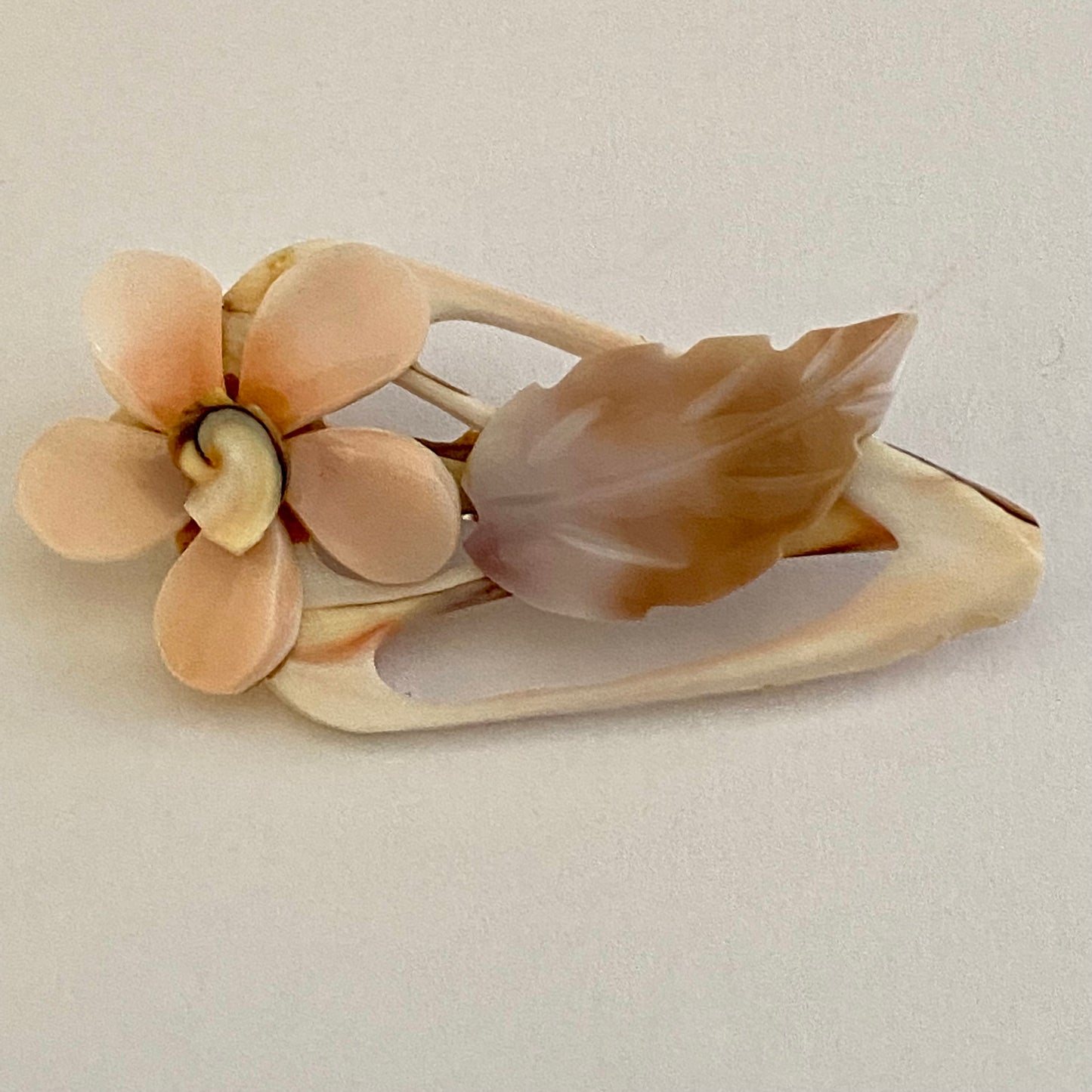 Late 60s/ Early 70s Made In Taiwan Seashell Brooch