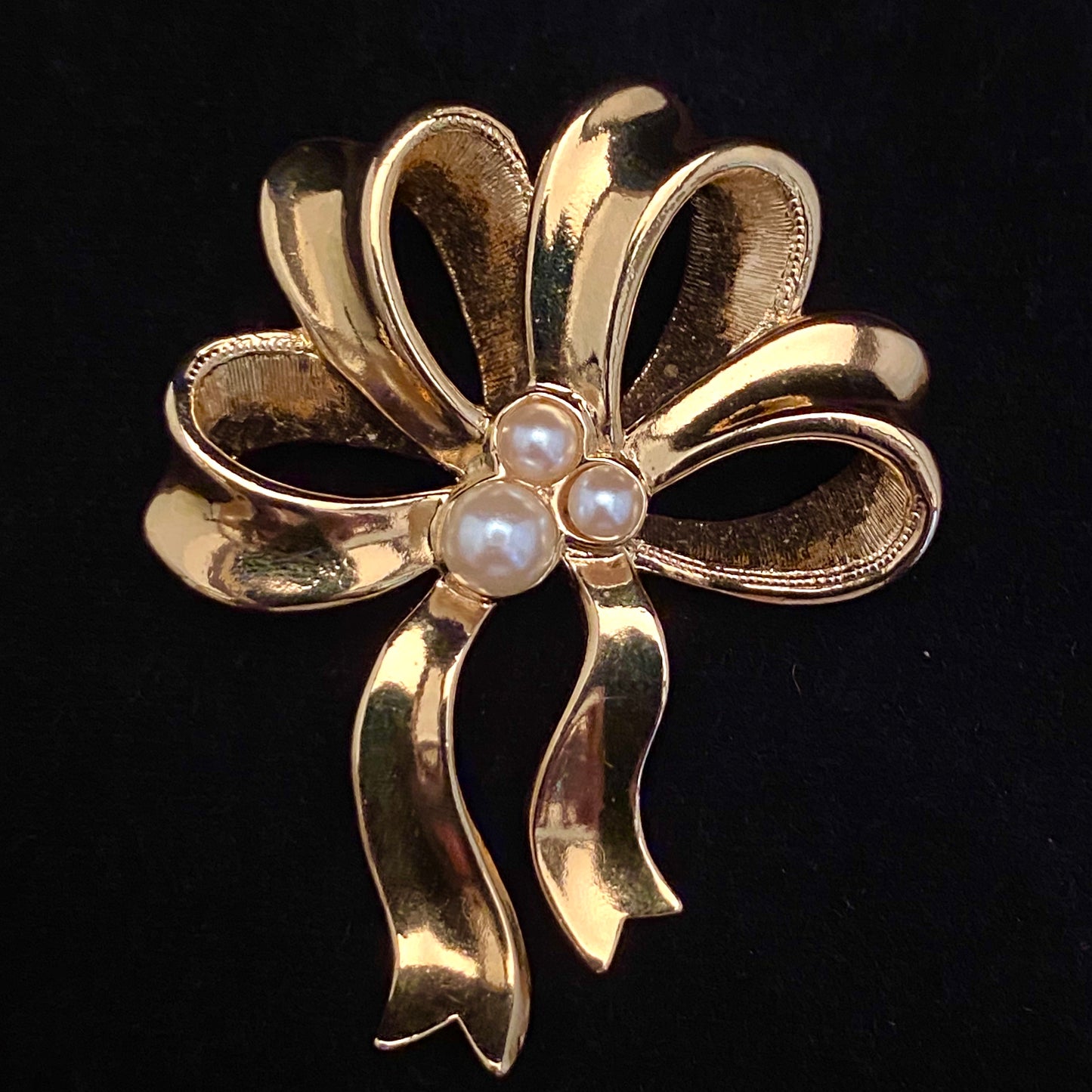 1995 Avon Pearly Bow Brooch