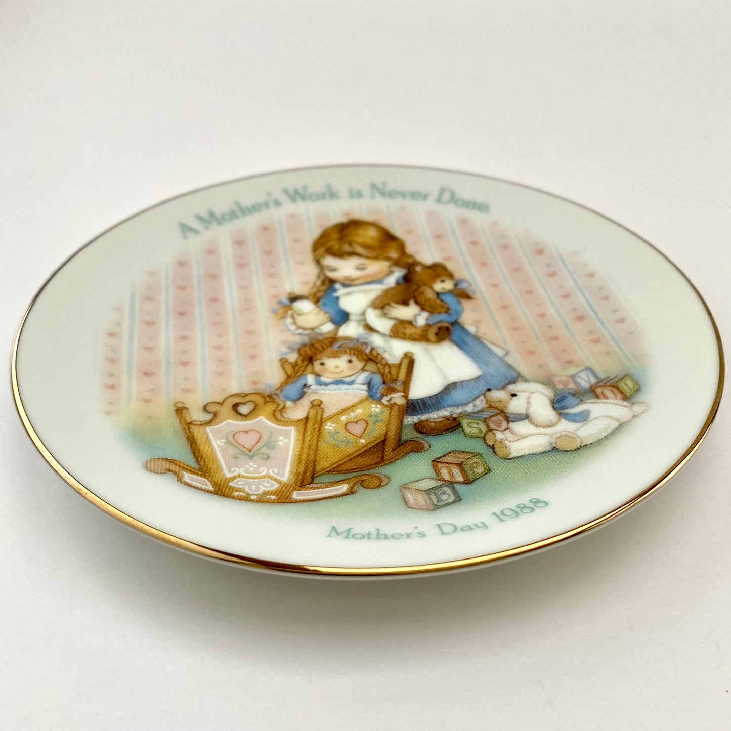1988 Avon Mother's Day "A Mother's Word is Never Done" Plate