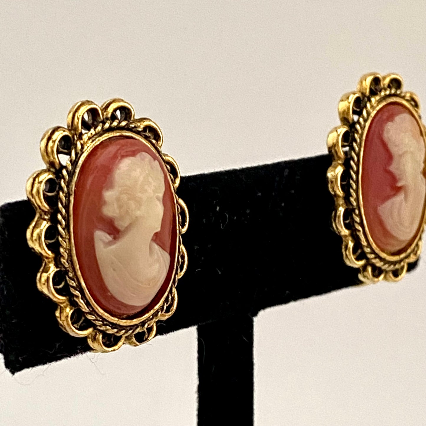 1970s Classic Cameo Clip Earrings