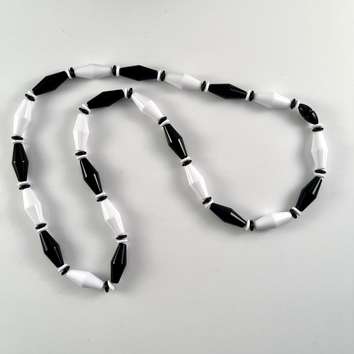 1989 Avon Classic Lines Necklace