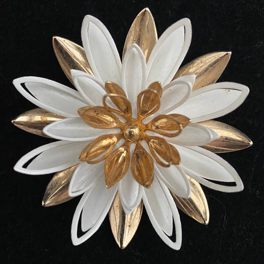 1966 Sarah Coventry Water Lily Brooch - Retro Kandy Vintage